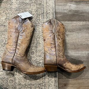 Cowboy/cowgirl boots